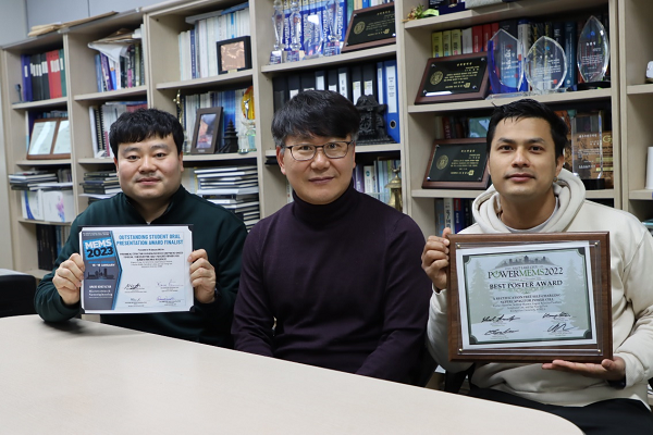 <From left, Ph.D. student Jang Se-bung, Professor Park Jae-young, and Kumar combined master’s and doctoral course>