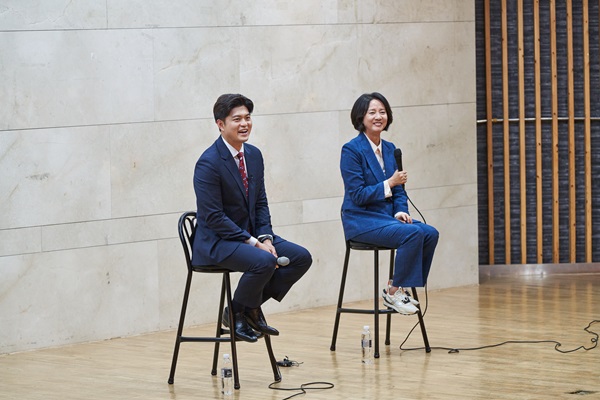 (사진 왼쪽부터)김용태 의원과 이영 전 장관이 ‘청바지 토크쇼’에서 학생들과 대화를 나누고 있다.