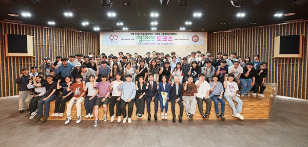 김용태 의원과 이영 전 장관이 ‘청바지 토크쇼’에 참여한 학생 및 관계자들과 기념촬영을 하고 있다.