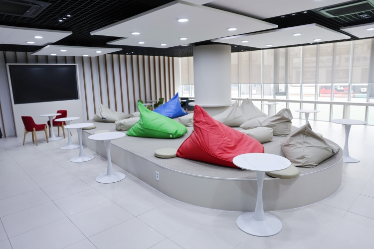 학생들의 열린 학습과 소통을 위해 조성된 제로스 스페이스(ZEROs' space) 전경