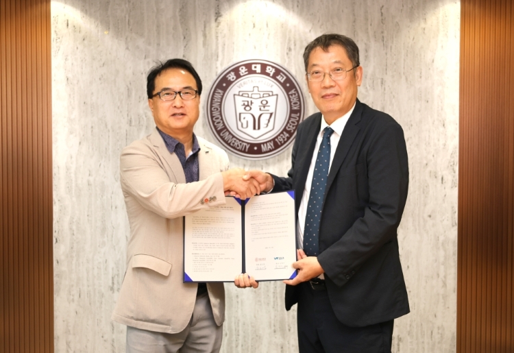 지난 8월 20일 광운대학교에서 광운대와 볼타 간 전략적 제휴 업무협약서를 체결하고 있다.